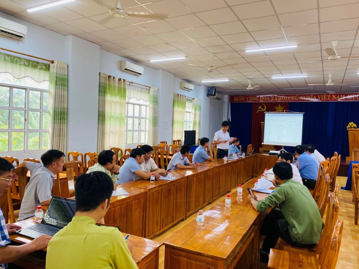 Ảnh: đồng chí Nguyễn Văn Long – Phó Giám đốc QBVPTR báo cáo các nội dung chính của dự thảo điều chỉnh Kế hoạch thu, chi tiền DVMT rừng năm 2022